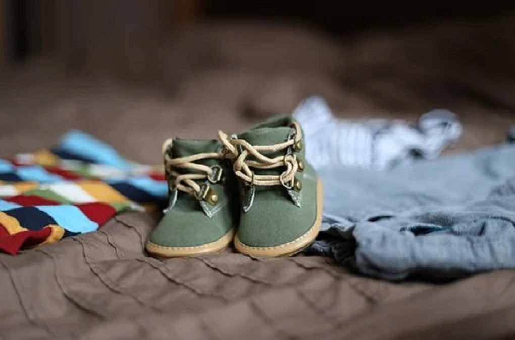 Premiers pas de bébé : comment choisir ses chaussures ?