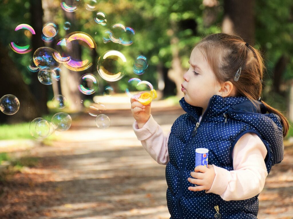 bébé jouant au bule de savon